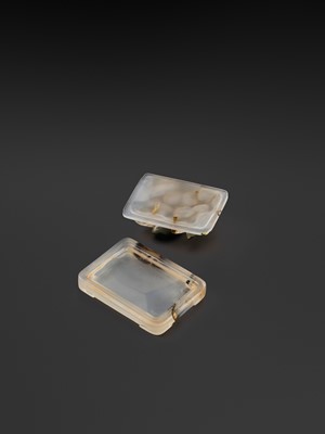 A SUZHOU AGATE ‘PARROT’ BOX AND COVER, 1750-1850