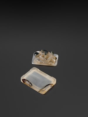 A SUZHOU AGATE ‘PARROT’ BOX AND COVER, 1750-1850