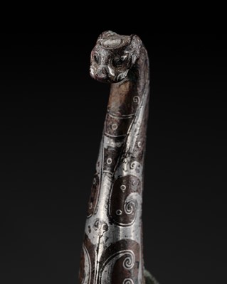 Lot 88 - A SUPERB SILVER-INLAID BRONZE GARMENT HOOK, DAIGOU