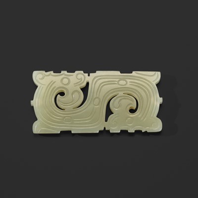Lot 205 - A PALE CELADON JADE ‘DRAGON’ PLAQUE, LATE WESTERN ZHOU DYNASTY