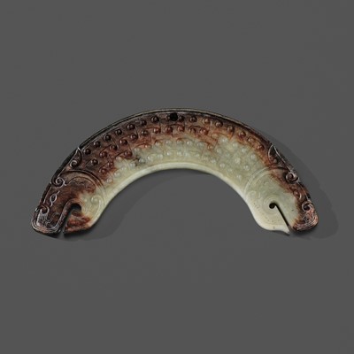 Lot 207 - A PALE CELADON AND DARK RUSSET JADE ‘DOUBLE DRAGON’ PENDANT, HUANG, LATE EASTERN ZHOU