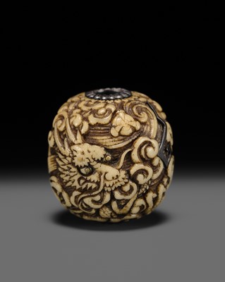 Lot 367 - KO: A SUPERB SILVER-INLAID ANTLER OJIME OF A TIGER AND DRAGON