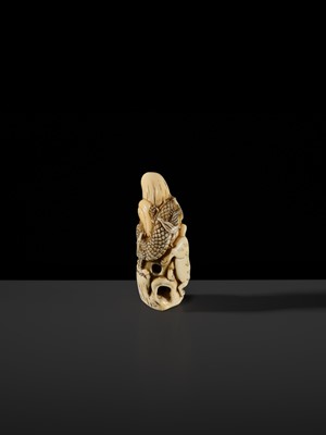 Lot 112 - A RARE KYOTO SCHOOL MARINE TOOTH NETSUKE OF A DRAGON AND TIGER