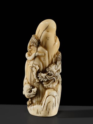 Lot 112 - A RARE KYOTO SCHOOL MARINE TOOTH NETSUKE OF A DRAGON AND TIGER
