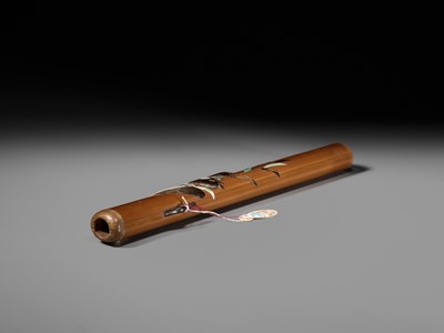 Lot 72 - HASEGAWA IKKO: A SUPERB AND LARGE INLAID BAMBOO KISERUZUTSU (PIPE CASE) DEPICTING A SPARROW AND FOLIAGE