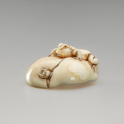 Lot 616 - AN IVORY NETSUKE OF A FROG AND SPIDER ON A MUSHROOM