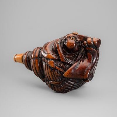 A FINE WOOD NETSUKE DEPICTING BENKEI INSIDE HORAGAI