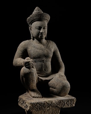 Lot 256 - A SANDSTONE GUARDIAN FIGURE DEPICTING A BENIGN DVARAPALA, ANGKOR PERIOD, STYLE OF PRE RUP, 10TH CENTURY