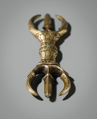 AN INLAID THREE-PRONGED GILT-BRONZE VAJRA (SANKOSHO)