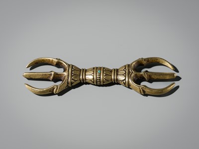 AN INLAID THREE-PRONGED GILT-BRONZE VAJRA (SANKOSHO)