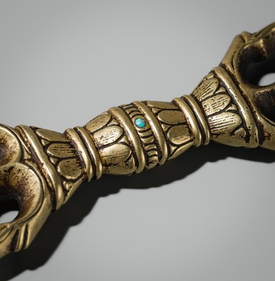 AN INLAID THREE-PRONGED GILT-BRONZE VAJRA (SANKOSHO)