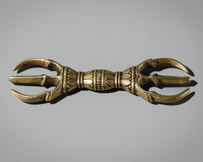 Lot 50 - AN INLAID THREE-PRONGED GILT-BRONZE VAJRA (SANKOSHO)