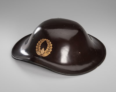 Lot 510 - A LACQUERED JINGASA (WAR HAT) WITH NAITO MURAKAMI MON