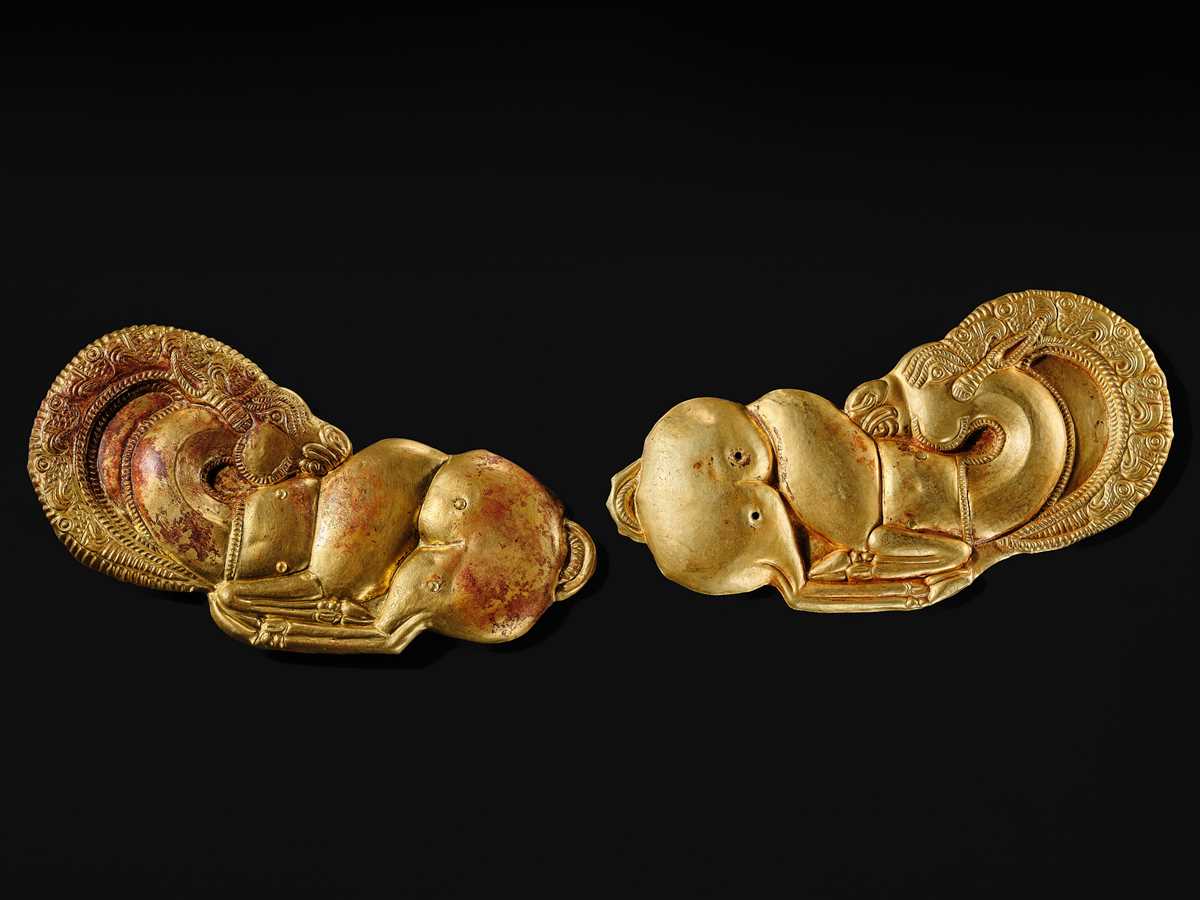 Lot 184 - A PAIR OF LARGE GOLD ‘RAM’ ORNAMENTS, EURASIAN STEPPES, CIRCA 3RD-2ND CENTURY BC OR EARLIER