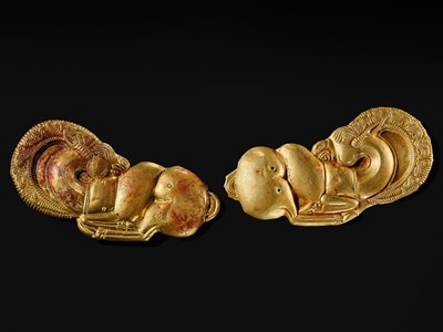 Lot 184 - A PAIR OF LARGE GOLD ‘RAM’ ORNAMENTS, EURASIAN STEPPES, CIRCA 3RD-2ND CENTURY BC OR EARLIER