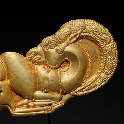 Lot 184 - A PAIR OF LARGE GOLD ‘RAM’ ORNAMENTS, EURASIAN STEPPES, CIRCA 3RD-2ND CENTURY BC OR EARLIER