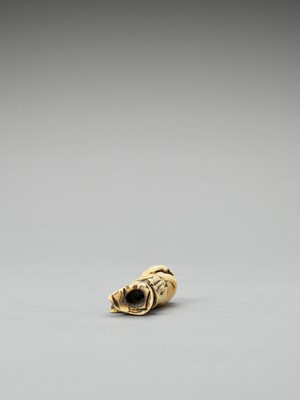 Lot 409 - A STAG ANTLER NETSUKE OF HOTEI WITH CHILD