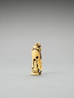 Lot 409 - A STAG ANTLER NETSUKE OF HOTEI WITH CHILD