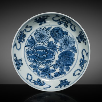 Lot 229 - A FINE BLUE AND WHITE ‘PEONIES AND CHRYSANTHEMUMS’ DISH, JIAJING TO WANLI PERIOD