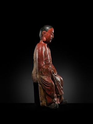 A LARGE LACQUERED WOOD FIGURE OF A LUOHAN, MING DYNASTY