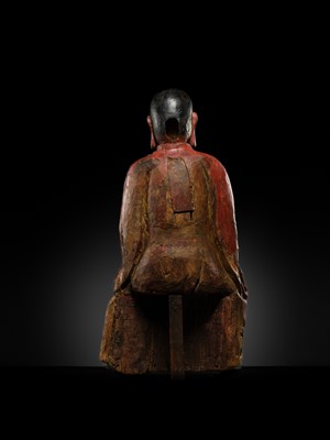 A LARGE LACQUERED WOOD FIGURE OF A LUOHAN, MING DYNASTY