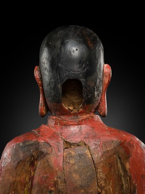 A LARGE LACQUERED WOOD FIGURE OF A LUOHAN, MING DYNASTY