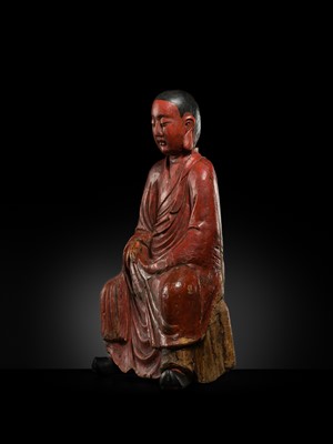 A LARGE LACQUERED WOOD FIGURE OF A LUOHAN, MING DYNASTY