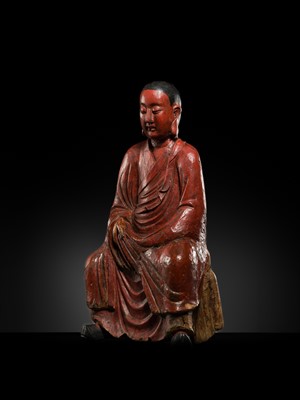 A LARGE LACQUERED WOOD FIGURE OF A LUOHAN, MING DYNASTY