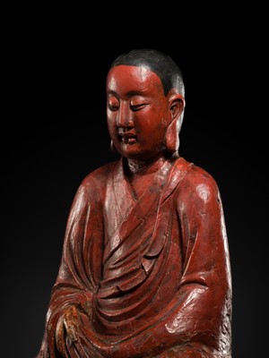 A LARGE LACQUERED WOOD FIGURE OF A LUOHAN, MING DYNASTY