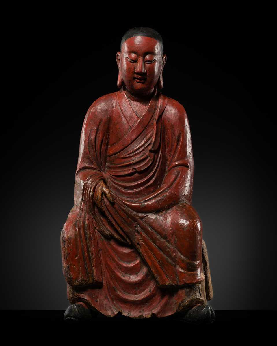 A LARGE LACQUERED WOOD FIGURE OF A LUOHAN, MING DYNASTY