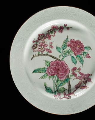 Lot 165 - A RARE AND LARGE (39 CM) ANHUA-DECORATED FAMILLE ROSE DISH, YONGZHENG PERIOD