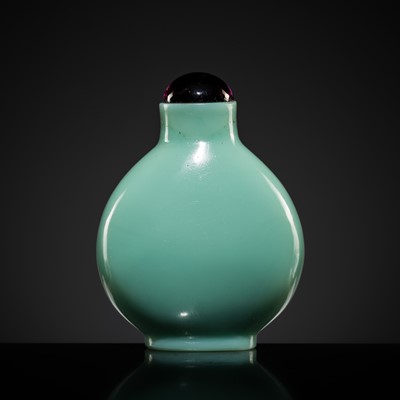 Lot 203 - A TURQUOISE GLASS SNUFF BOTTLE, 18TH CENTURY
