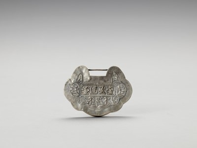 Lot 169 - A LARGE SILVER LOCK CHARM, LATE QING