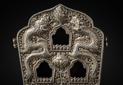 Lot 33 - A FINE SILVER REPOUSSÉ GAU WITH DRAGONS, TIBET, 19TH-EARLY 20TH CENTURY