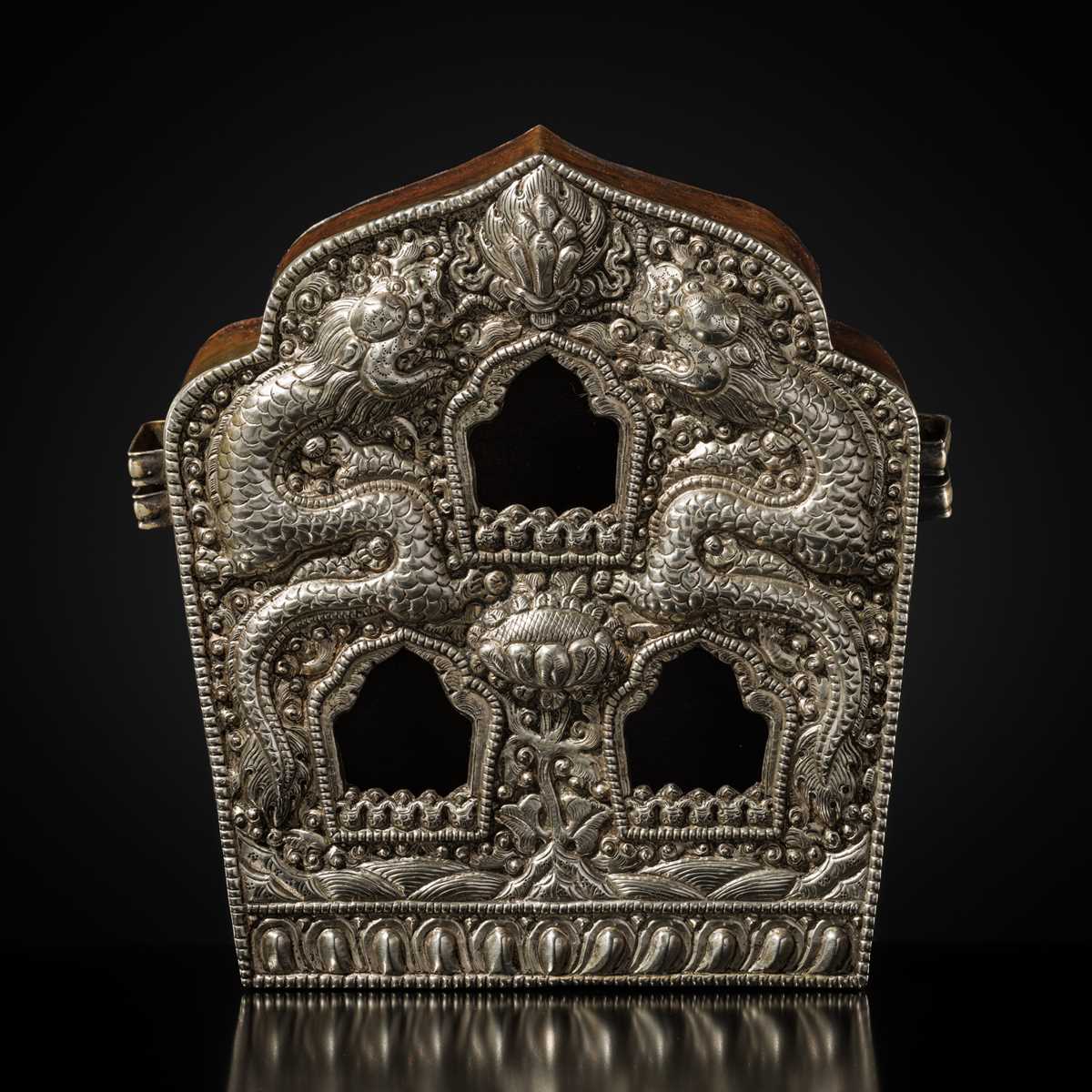 Lot 33 - A FINE SILVER REPOUSSÉ GAU WITH DRAGONS, TIBET, 19TH-EARLY 20TH CENTURY