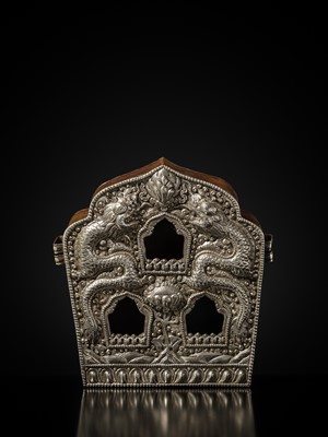 Lot 33 - A FINE SILVER REPOUSSÉ GAU WITH DRAGONS, TIBET, 19TH-EARLY 20TH CENTURY