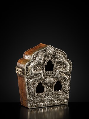 Lot 33 - A FINE SILVER REPOUSSÉ GAU WITH DRAGONS, TIBET, 19TH-EARLY 20TH CENTURY