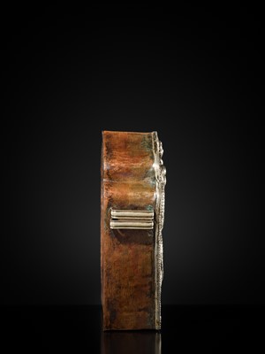 Lot 33 - A FINE SILVER REPOUSSÉ GAU WITH DRAGONS, TIBET, 19TH-EARLY 20TH CENTURY