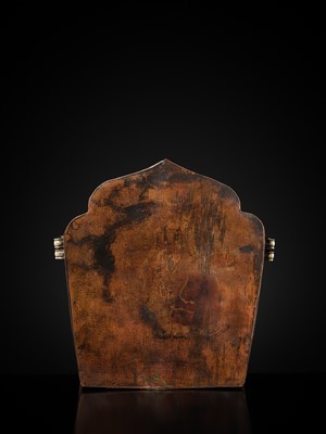 Lot 33 - A FINE SILVER REPOUSSÉ GAU WITH DRAGONS, TIBET, 19TH-EARLY 20TH CENTURY