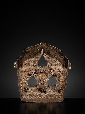 Lot 33 - A FINE SILVER REPOUSSÉ GAU WITH DRAGONS, TIBET, 19TH-EARLY 20TH CENTURY