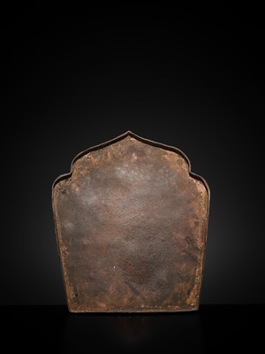 Lot 33 - A FINE SILVER REPOUSSÉ GAU WITH DRAGONS, TIBET, 19TH-EARLY 20TH CENTURY