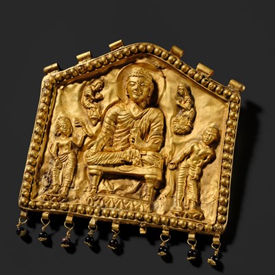 Lot 186 - A RARE 18K GOLD REPOUSSÉ PENDANT OF BUDDHA SHAKYAMUNI, ANCIENT REGION OF GANDHARA, POSSIBLY TAXILA