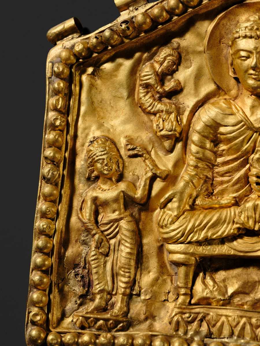Lot 186 - A RARE 18K GOLD REPOUSSÉ PENDANT OF BUDDHA