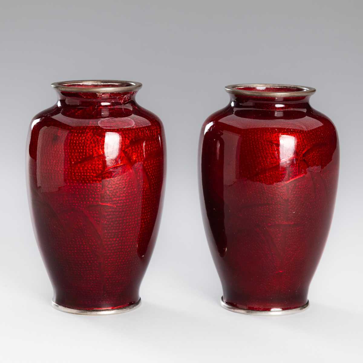 Lot 171 - YAMAMOTO: A PAIR OF OXBLOOD GINBARI CLOISONNÉ VASES