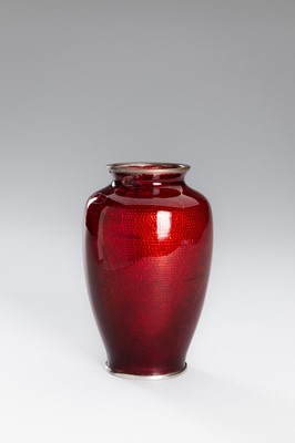 Lot 171 - YAMAMOTO: A PAIR OF OXBLOOD GINBARI CLOISONNÉ VASES