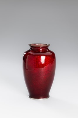 Lot 171 - YAMAMOTO: A PAIR OF OXBLOOD GINBARI CLOISONNÉ VASES