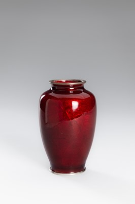 Lot 171 - YAMAMOTO: A PAIR OF OXBLOOD GINBARI CLOISONNÉ VASES