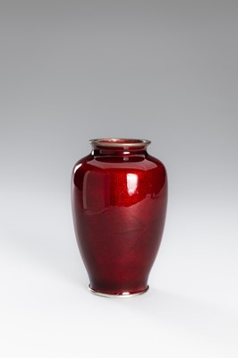 Lot 171 - YAMAMOTO: A PAIR OF OXBLOOD GINBARI CLOISONNÉ VASES