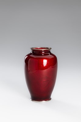 Lot 171 - YAMAMOTO: A PAIR OF OXBLOOD GINBARI CLOISONNÉ VASES