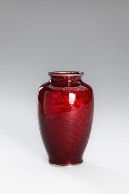 Lot 171 - YAMAMOTO: A PAIR OF OXBLOOD GINBARI CLOISONNÉ VASES